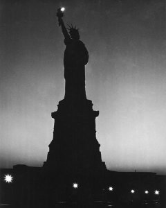 Andreas Feininger - Statue of Liberty Dim Out, ca. 1940s