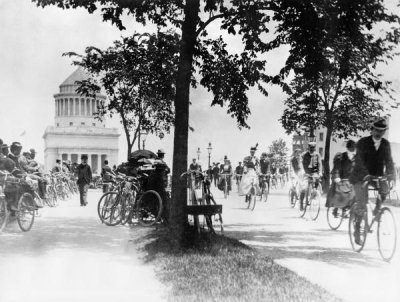 Unknown Photographer - Cyclists at Grant's Tomb, ca. 1895-1900
